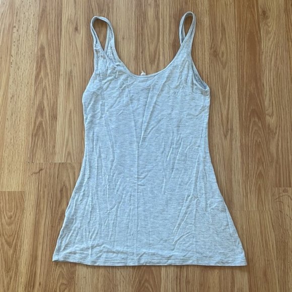 🍁 4/$20, 5/$25 Soft light grey stretchy old navy tank top - Picture 3 of 3